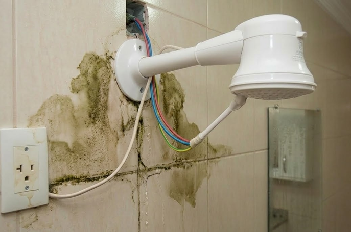 Vazamento na parede onde fica o chuveiro